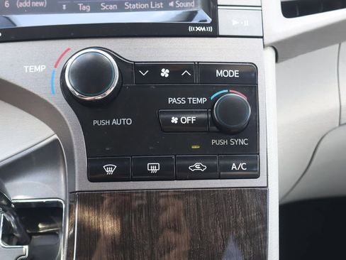 Used 2015 Toyota Venza LE AWD/4WD image 25