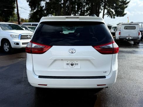 Used 2020 Toyota Sienna LE w/ LE Preferred Package FWD image 16