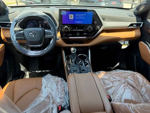 Used 2026 Toyota Highlander Platinum AWD/4WD image 10