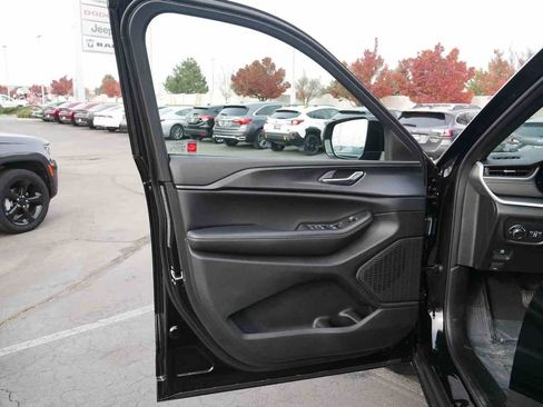 New 2025 Jeep Grand Cherokee Altitude image 24