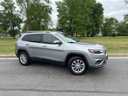 Used 2019 Jeep Cherokee Latitude w/ Cold Weather Group AWD/4WD image 2