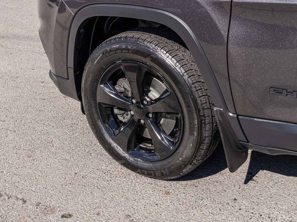 Used 2021 Jeep Cherokee Latitude Plus AWD/4WD image 7