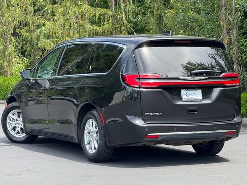 Used 2023 Chrysler Pacifica Touring-L FWD image 6