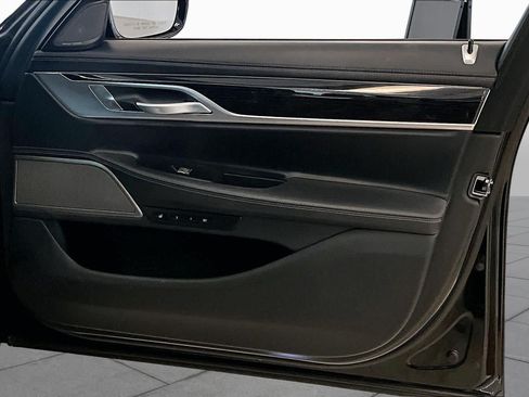 Used 2019 BMW 750i w/ Executive Package RWD image 19