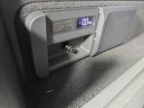 Used 2023 Rivian R1S Adventure image 31