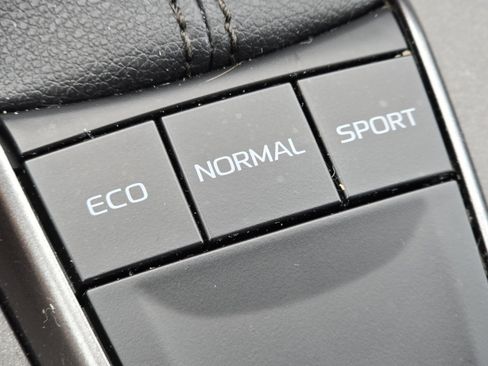 Used 2023 Toyota Camry SE FWD image 7