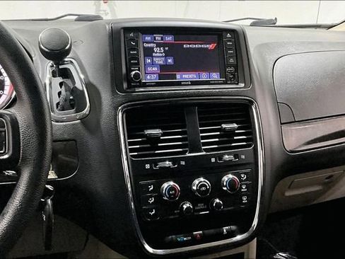 Used 2018 Dodge Grand Caravan SE w/ UConnect Hands-Free Group image 9
