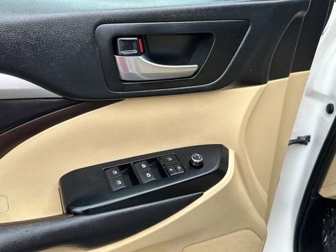 Used 2019 Toyota Highlander XLE FWD image 23