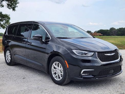 Used 2026 Chrysler Pacifica Select FWD image 4