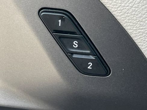 Used 2024 Chrysler Pacifica Touring-L image 7