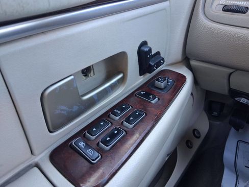 Used 2004 Lincoln Town Car Signature image 15