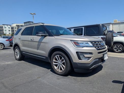 Used 2017 Ford Explorer XLT FWD image 1