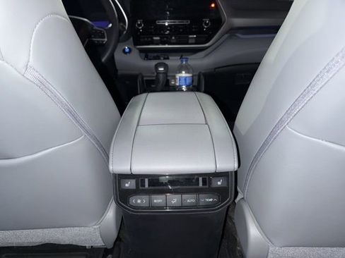 Used 2022 Toyota Highlander Platinum image 13