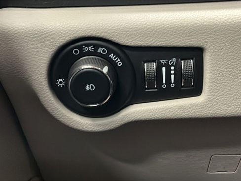 Used 2023 Chrysler Pacifica Limited w/ Uconnect Theater Family Group FWD image 32