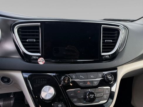 Used 2023 Chrysler Pacifica Touring-L FWD image 15