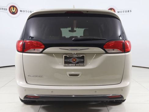 Used 2017 Chrysler Pacifica Touring-L w/ Tire & Wheel Group FWD image 46