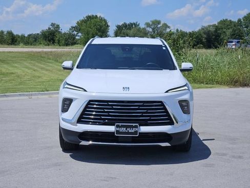 Used 2025 Buick Enclave Preferred FWD image 2