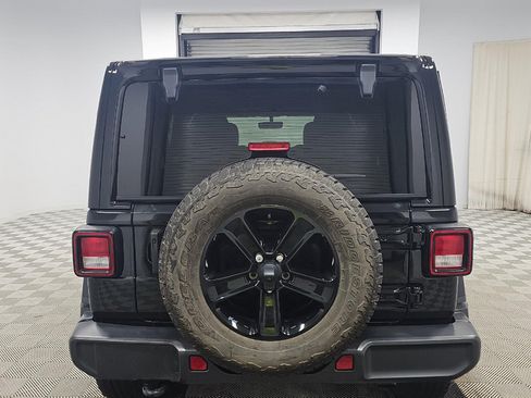 Used 2022 Jeep Wrangler Unlimited Sahara AWD/4WD image 6