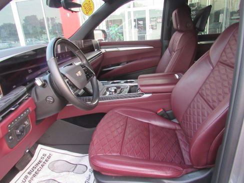 Used 2025 Cadillac Escalade ESV Sport w/ Touring Package AWD/4WD image 9