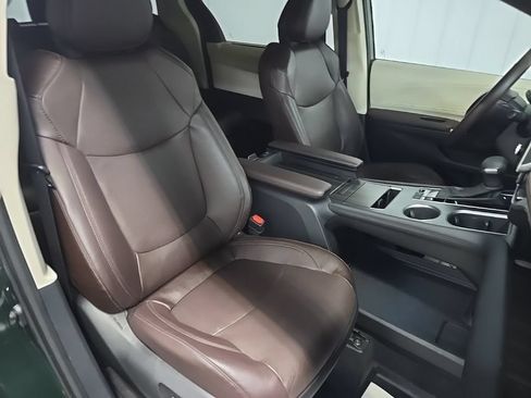 Used 2023 Toyota Sienna Platinum AWD/4WD image 17