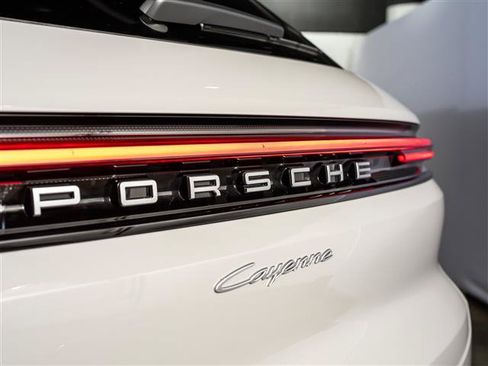 Certified 2026 Porsche Cayenne AWD/4WD image 31