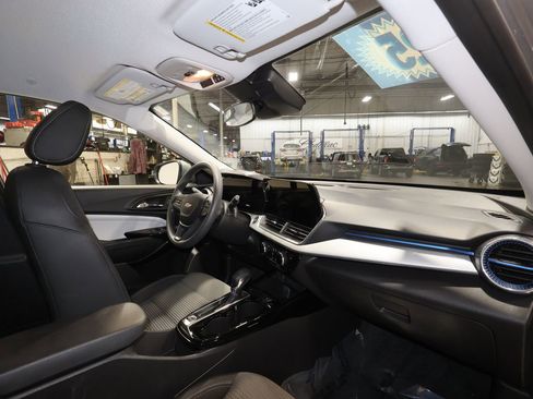 Certified 2025 Chevrolet Trax LT image 27