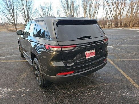 Used 2023 Jeep Grand Cherokee Limited w/ Luxury Tech Group II image 3