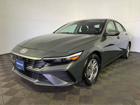 Used 2024 Hyundai Elantra SE FWD image 3