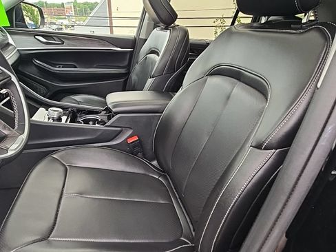 Used 2023 Jeep Grand Cherokee Limited w/ Luxury Tech Group II AWD/4WD image 16