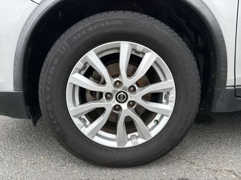 Used 2018 Nissan Rogue SV image 32