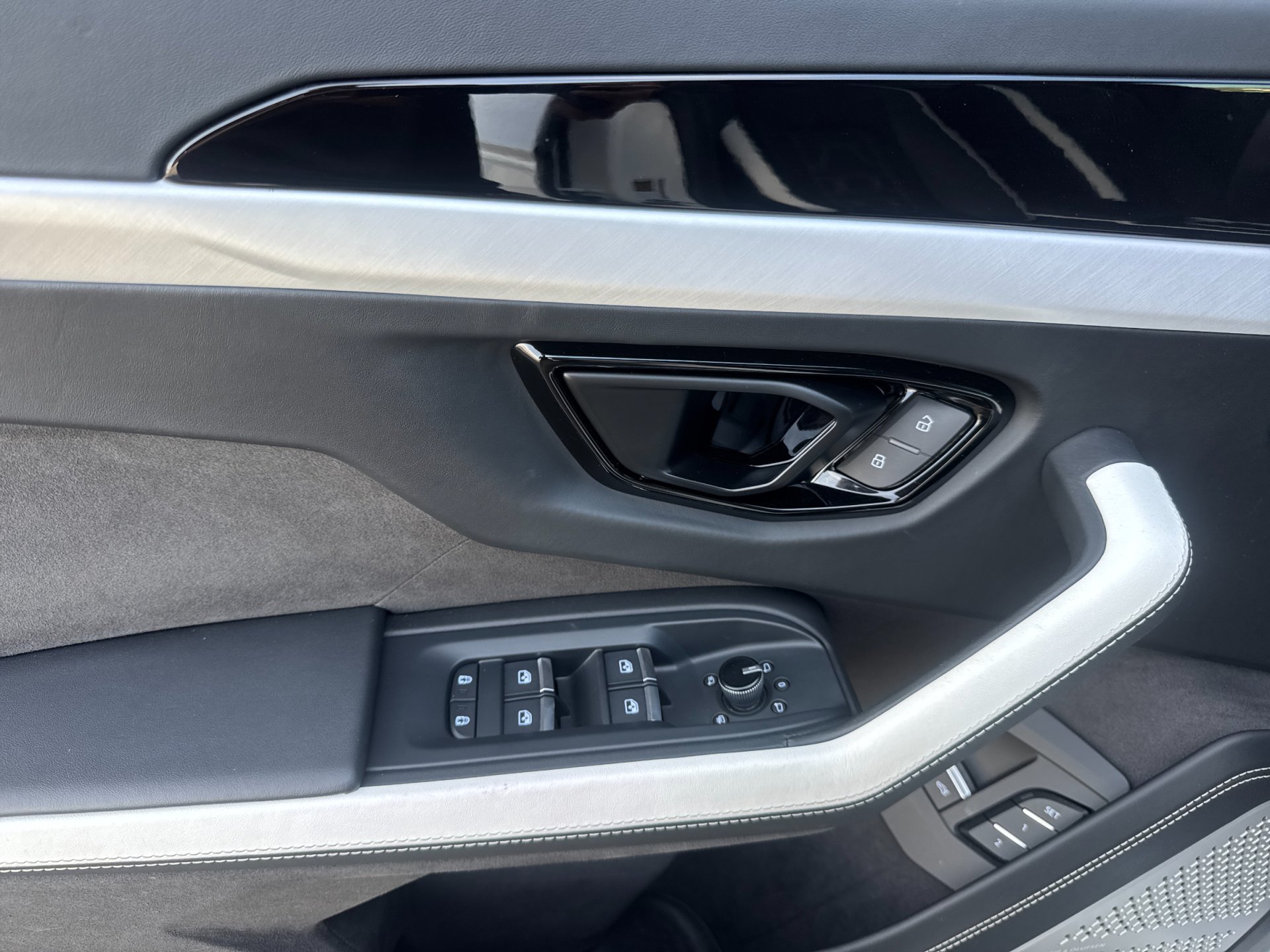 Used 2025 Lamborghini Urus SE AWD/4WD image 15