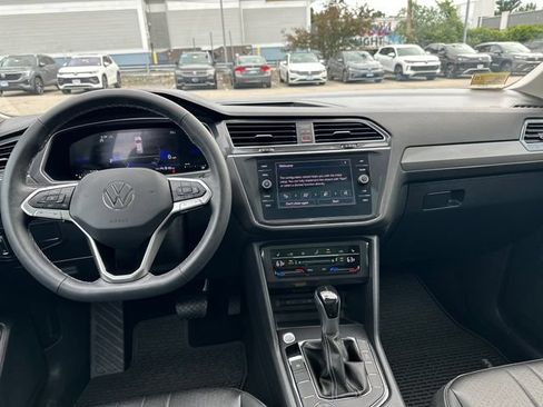 Certified 2024 Volkswagen Tiguan SE w/ Panoramic Sunroof Package AWD/4WD image 16