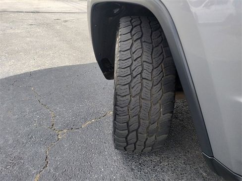 Used 2017 Jeep Grand Cherokee Limited image 12