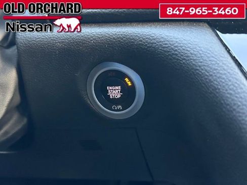 Used 2024 Chrysler Pacifica Select image 19