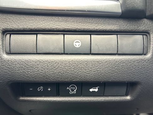 Used 2024 Nissan Rogue SV FWD image 26
