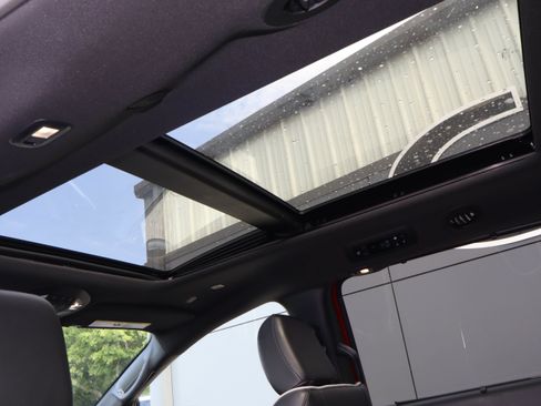 Used 2025 Chrysler Pacifica Limited FWD image 19
