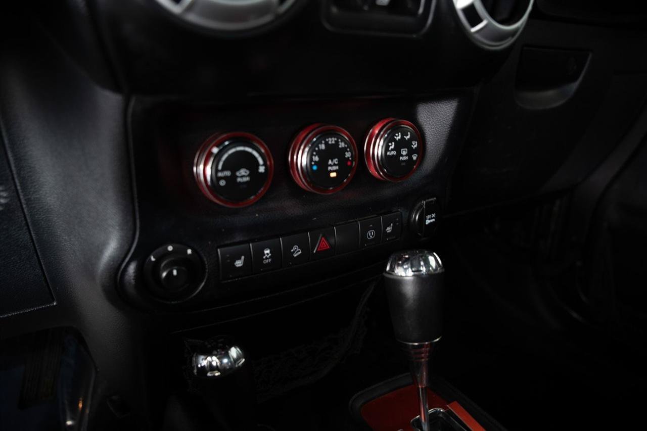 Used 2014 Jeep Wrangler Unlimited Sahara w/ Max Tow Package AWD/4WD image 17
