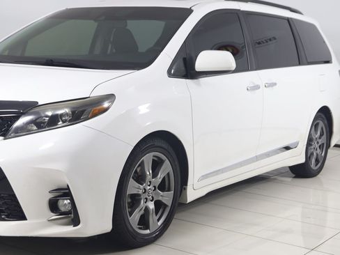 Used 2018 Toyota Sienna SE FWD image 51