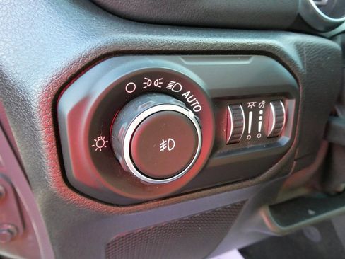 Used 2020 Jeep Wrangler Unlimited Sahara image 22