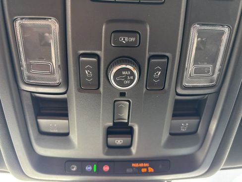 Used 2024 GMC Yukon XL Denali image 32