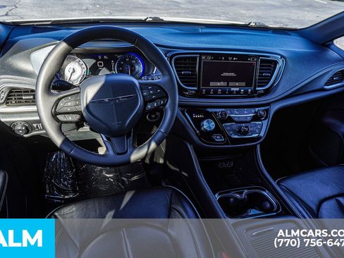 Used 2025 Chrysler Pacifica Limited FWD image 8