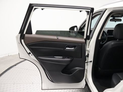 Used 2023 Nissan Rogue SV w/ SV Premium B Package image 21