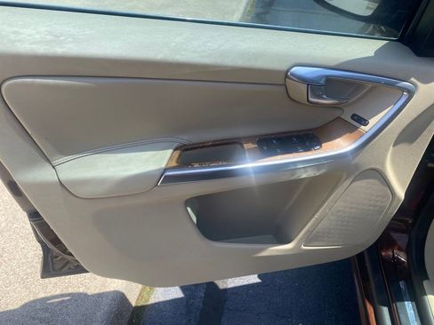 Used 2016 Volvo XC60 T5 Premier w/ Proximity Package FWD image 11