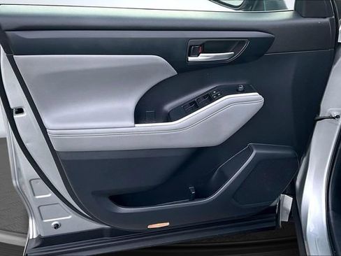 Used 2023 Toyota Highlander XLE image 22