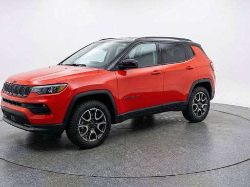 Used 2025 Jeep Compass Trailhawk image 3