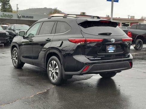 Used 2022 Toyota Highlander XLE FWD image 12