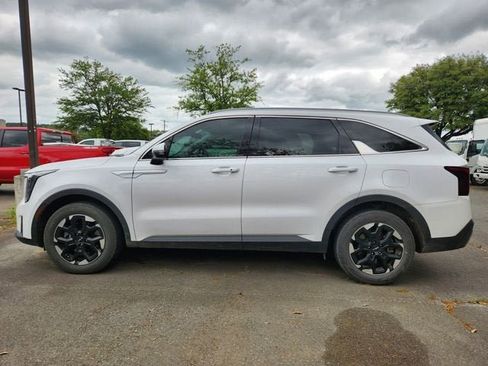 Used 2024 Kia Sorento S image 3