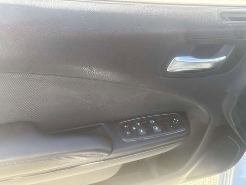 Used 2017 Dodge Charger SE w/ Blacktop Package image 7