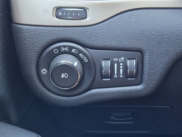 Certified 2016 Jeep Cherokee Latitude FWD image 28