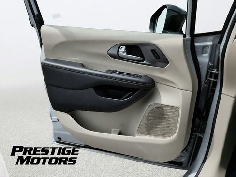 Used 2024 Chrysler Pacifica Touring-L FWD image 23